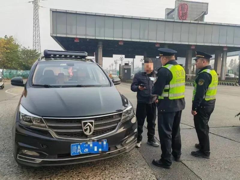 成都一非法营运车辆被查。图源：应急管理部